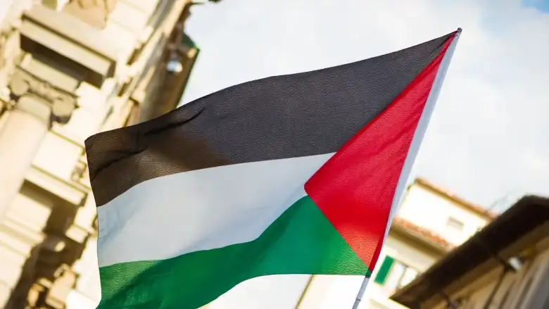 İngiltere Filistin’i resmen tanıdı: Londra’da bayrak göndere çekildi