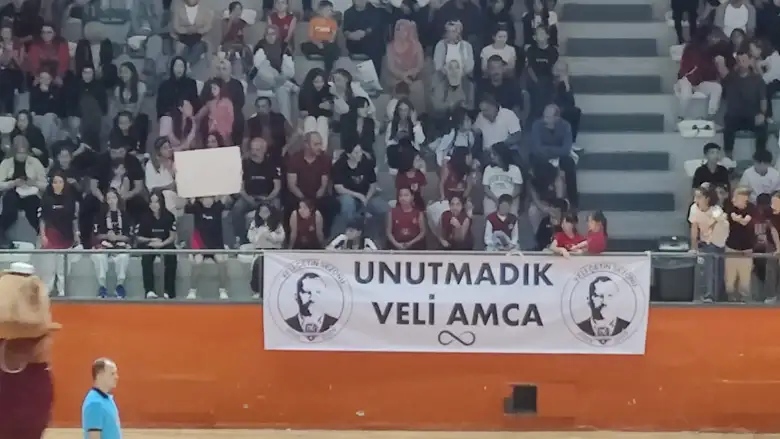 Tribünlerden açılan pankart herkesi duygulandırdı