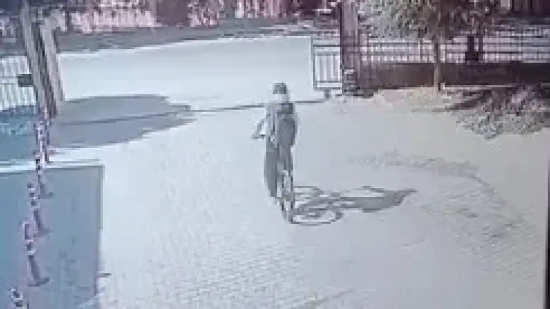 İnegöl'de küçük çocuk hırsızlık yaparken görüntülendi