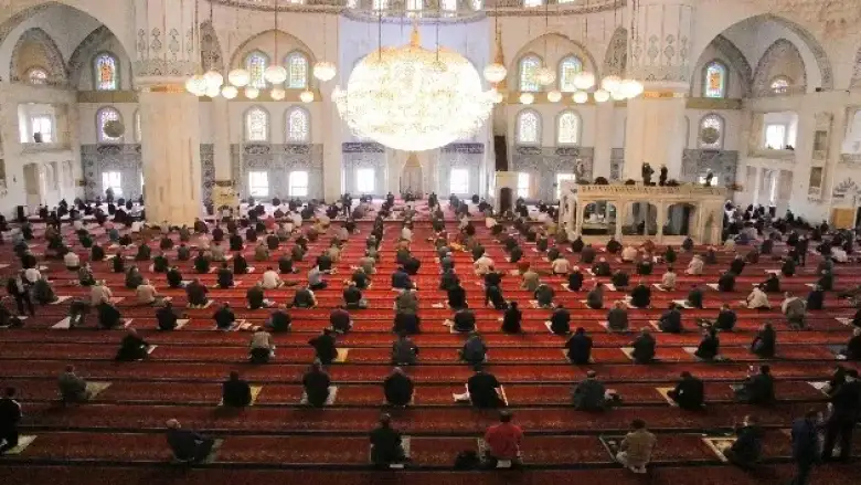 Hadisli ve Dualı Cuma Mesajları: Paylaşıma Hazır 2025 Listesi