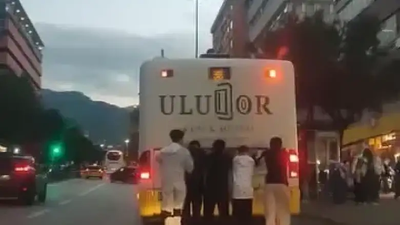 Hem trafiği hem canlarını tehlikeye attılar