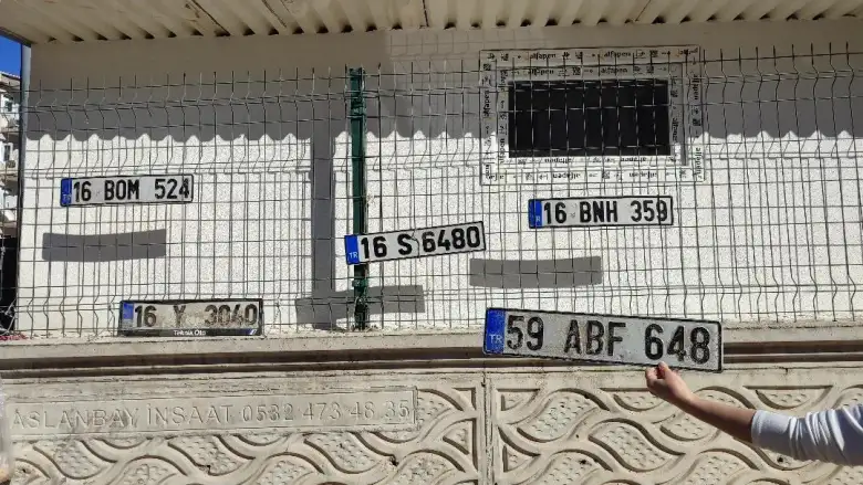 İnegöl'de düşen plakalar duvar koleksiyonu oldu