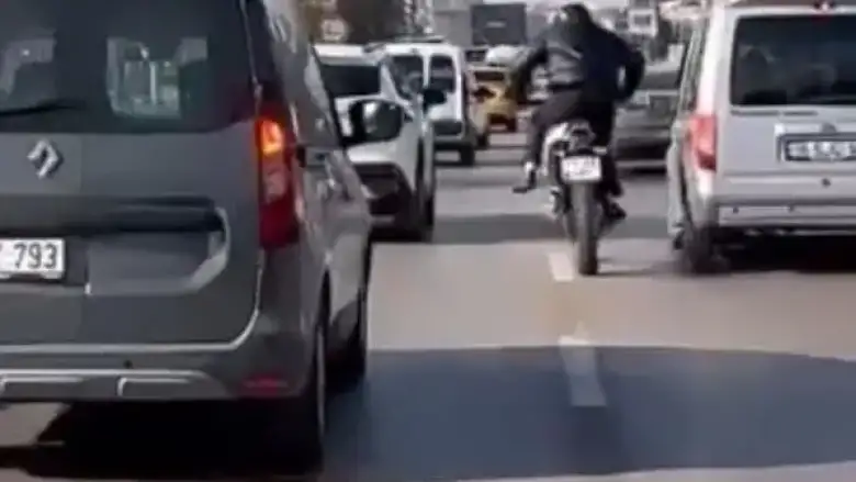 Trafikte korkutan hareket! Canını hiçe  saydı