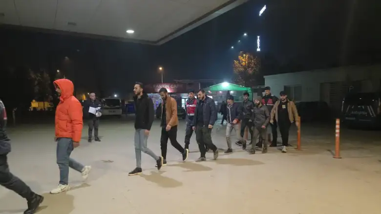 İnegöl’de izinsiz bulunan 8 Suriyeli yakalandı