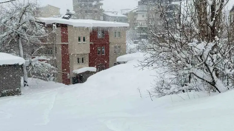 Hakkari’de yoğun kar ve çığ riski nedeniyle okullar tatil
