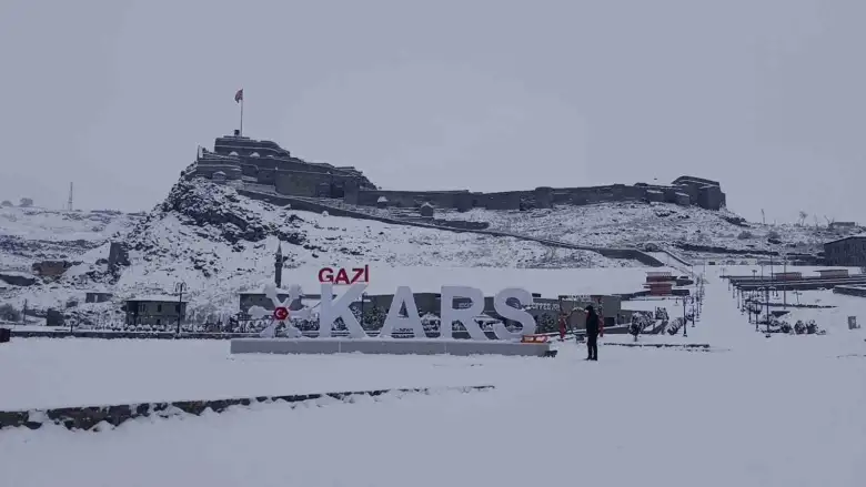 Kars’ta yoğun kar nedeniyle okullar tatil edildi