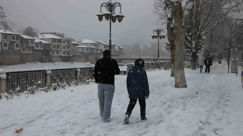 Amasya’da kar yağışı nedeniyle okullara 1 gün ara verildi