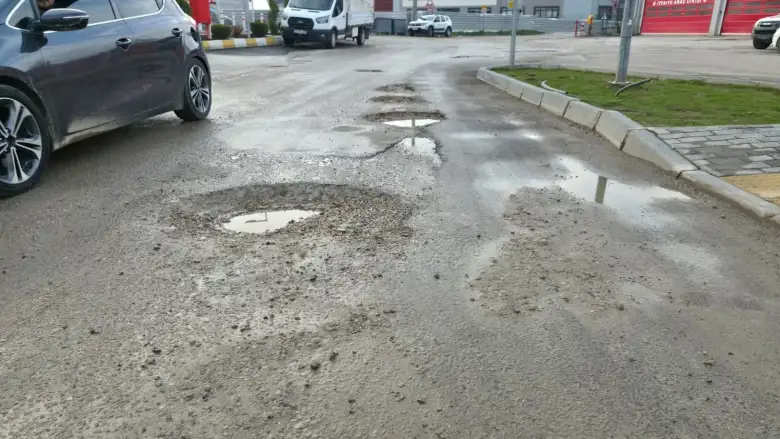 İnegöl'de sürücüler isyanda! Yeni atılan asfalt çöktü