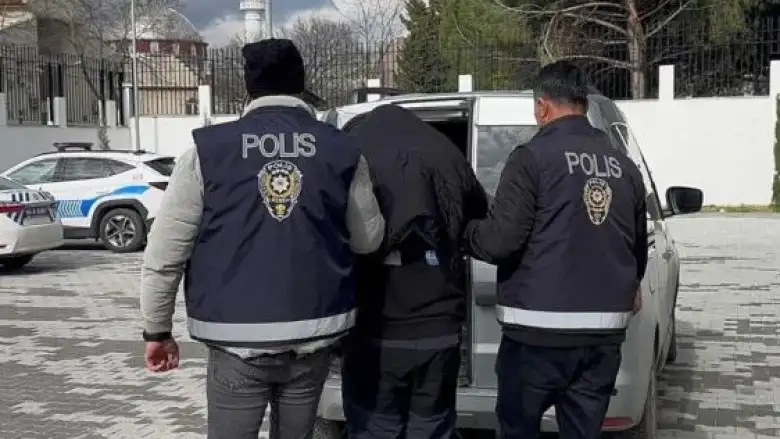 Trafik tabelasına bıraktığı şey yüzünden tutuklandı