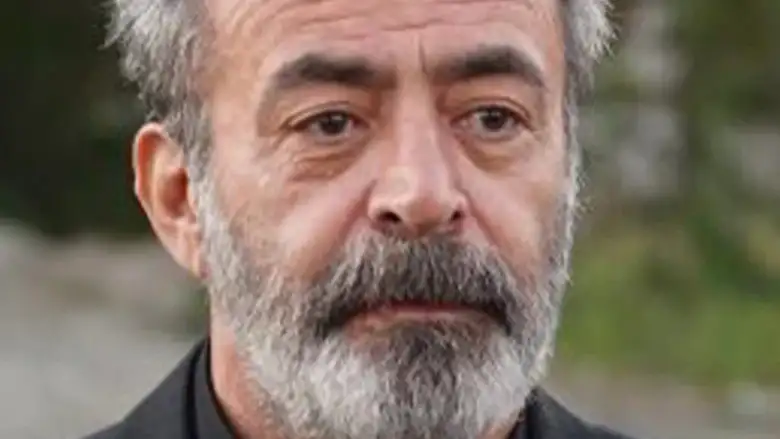 Aynı Yağmur Altında Faik karakteri ve Levent Ülgen rolleri