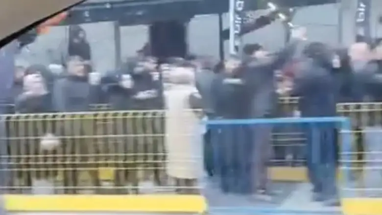 Açılış için sabahın erken saatinde sıraya girdiler