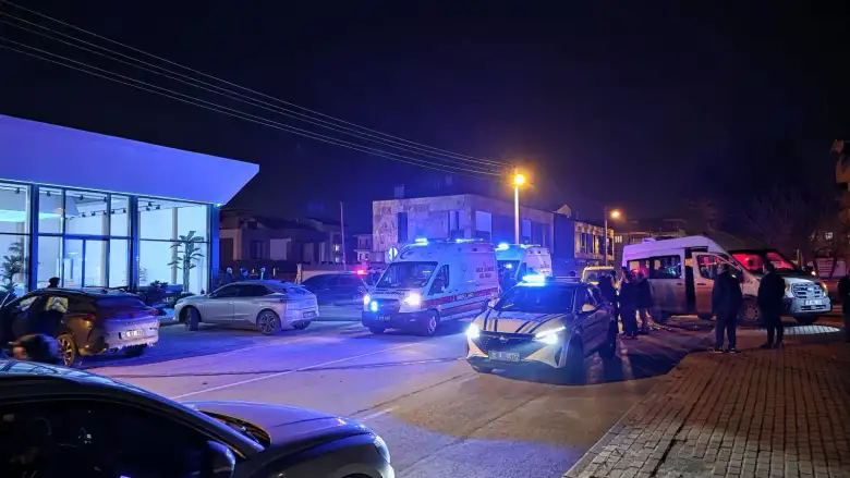 İnegöl'de can pazarı! Servis minibüsü ile araba çarpıştı