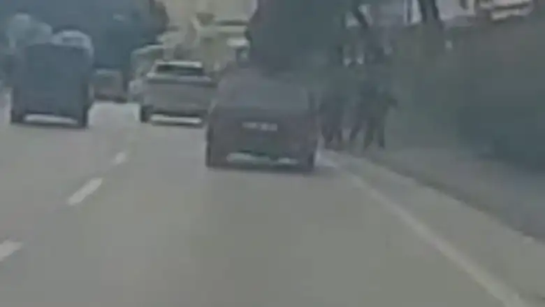 Kaldırımda dehşet anları! Aracını çocukların üzerine sürdü