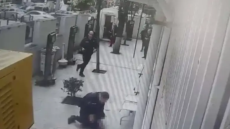 Polisin silahını alıp intihar etti!