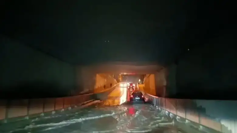 Mesudiye alt geçidinde su borusu patladı, yol kapandı