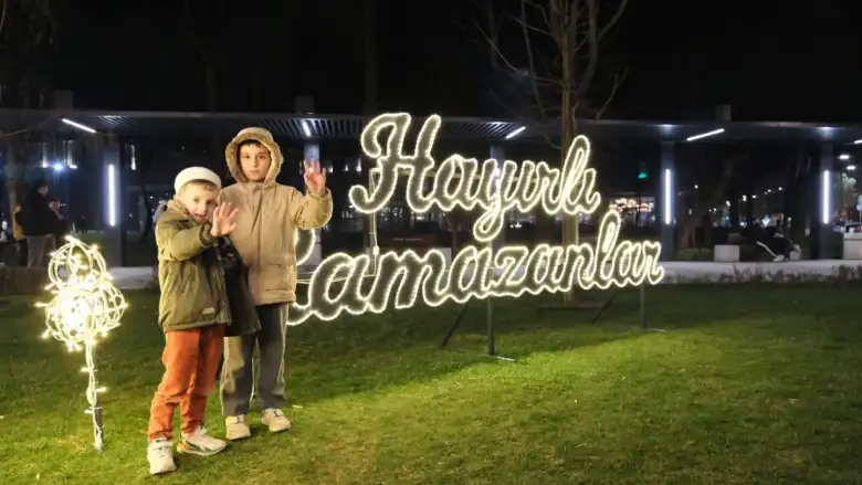 Teravihten orta oyununa... İnegöl’de Ramazan geceleri dolu dolu yaşanıyor!