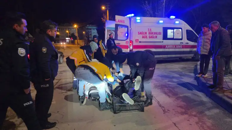 Yolda hareketsiz yatan genç ekipleri alarma geçirdi