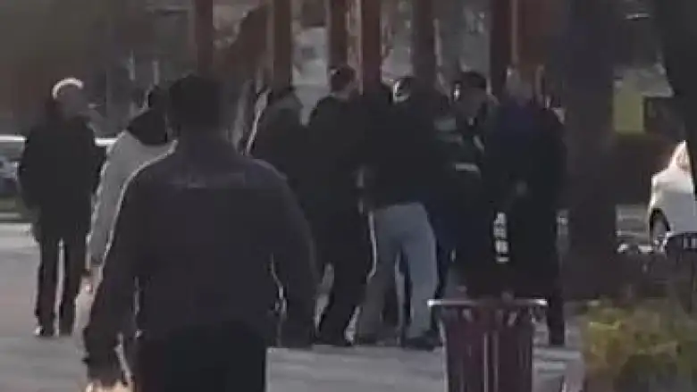 İnegöl’de seyyar satıcı ile zabıta arasında arbede çıktı