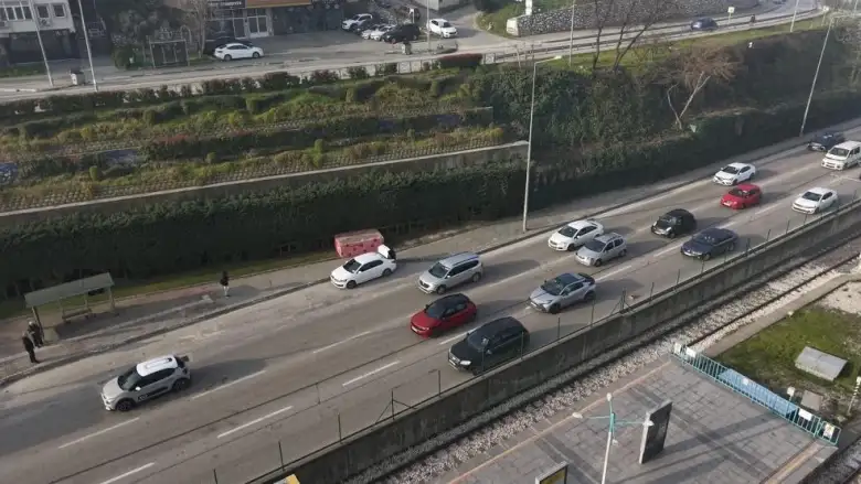 Yolun ortasına bırakıp gitti! Yoğun trafikte sürücüler ne yapacaklarını şaşırdı