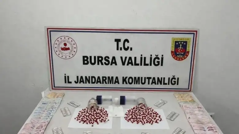 jandarmadan büyük darbe! Sentetik ecza ve para ele geçirildi