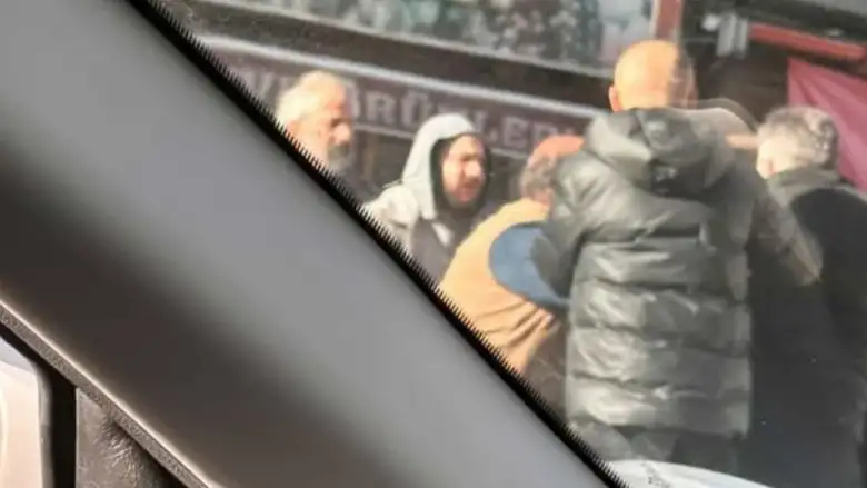 İnegöl'de eczaneden çıkan yaşlı adama yumruk attı