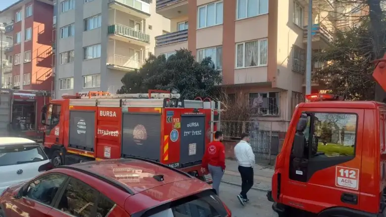 Apartman çatısında korkutan yangın!