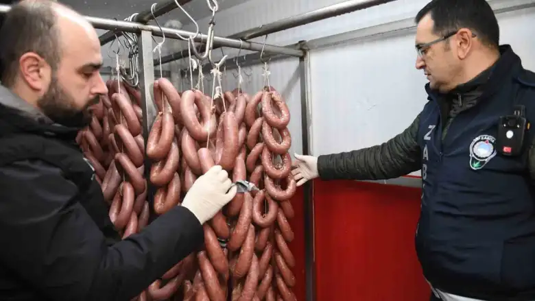 Sucuk yerine bakın neler yedirmişler!