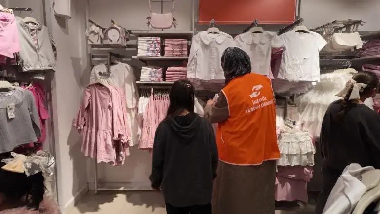 İnegöl Yardım Derneği 1000 çocuğa bayramlık kıyafet verdi