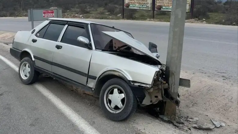 İnegöl'de feci kaza! Ok gibi direğe saplandı