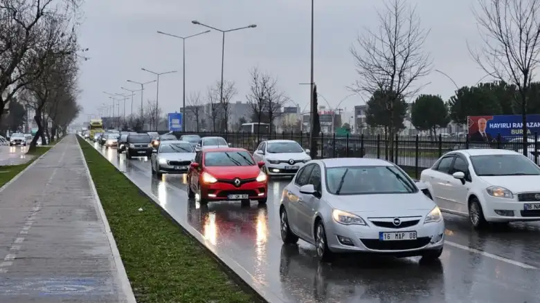 Bursa-Ankara karayolunda bayram yoğunluğu trafiği kilitledi