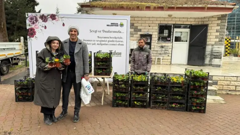 İnegöl'de mezarlıklar renkleniyor