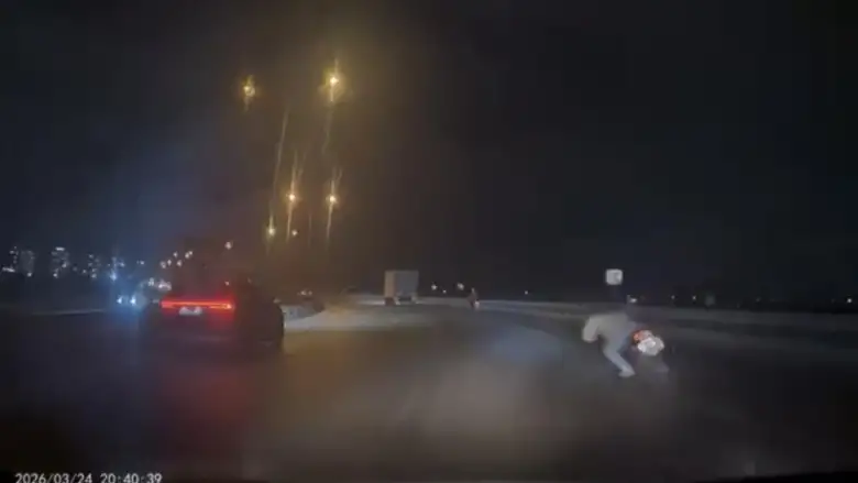 Dengesini kaybeden motosiklet sürücüsü metrelerce sürüklendi!