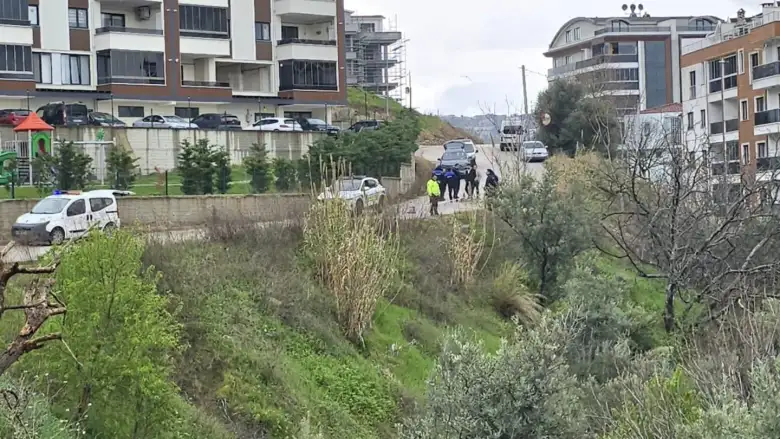 Şiddetli yağış sonrası site önündeki yol çöktü