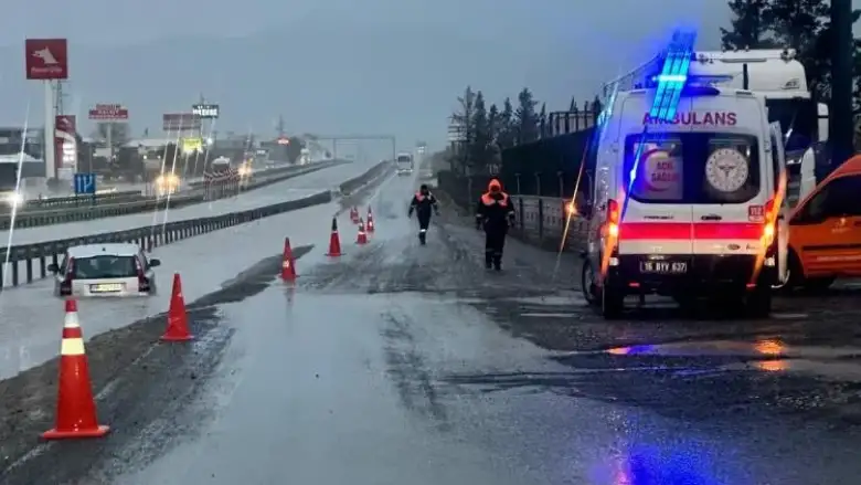 Sağanak yolu göle çevirdi! Araç mahsur kaldı