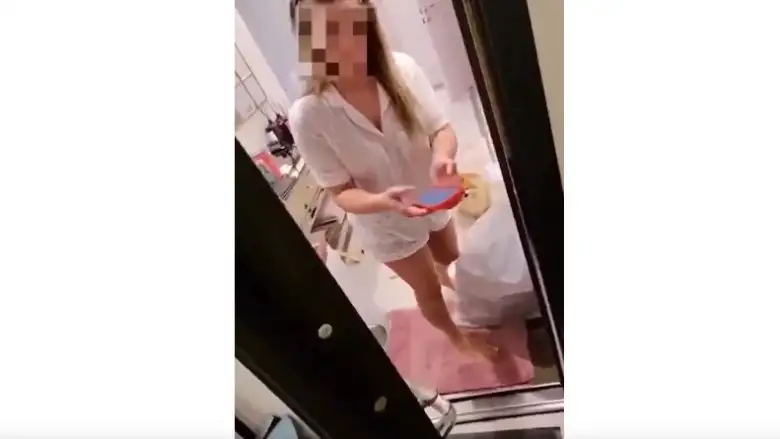 Kapıyı açan kadın öyle bir şey istedi ki! Kurye gözlerine inanamadı