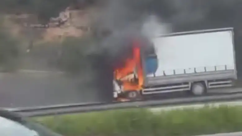 Seyir halinde alev topuna döndü! Sürücü son anda kurtuldu