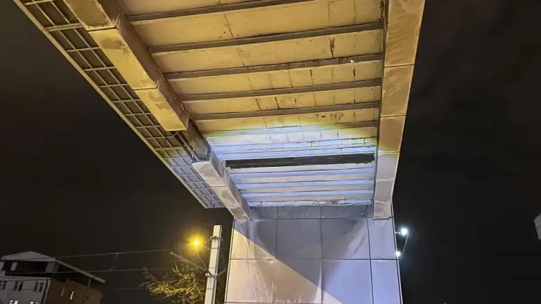 Üst geçitte korku dolu anlar! Yarım saniye ile hayatta kaldılar