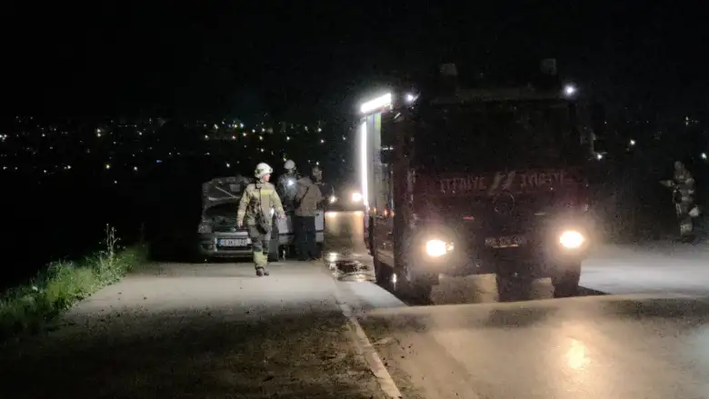 Akhisar Mahallesi'nde seyir halindeki otomobil yandı