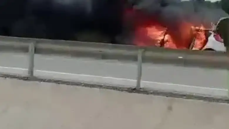 Seyir halindeki otomobil alev topuna döndü