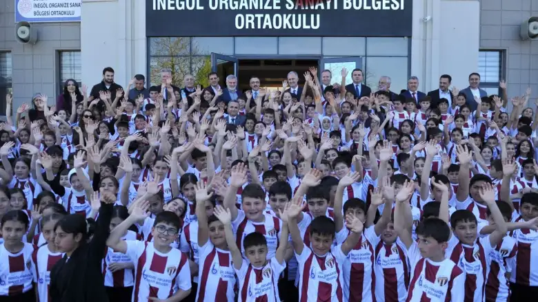 İnegölspor’dan bin 100 öğrenciye forma hediyesi