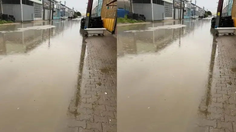 İnegöl'de caddeyi su bastı! Esnaf dükkanına giremedi