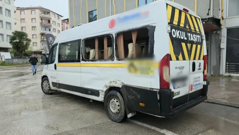 Servis minibüsü kaza yaptı 3 yaralı