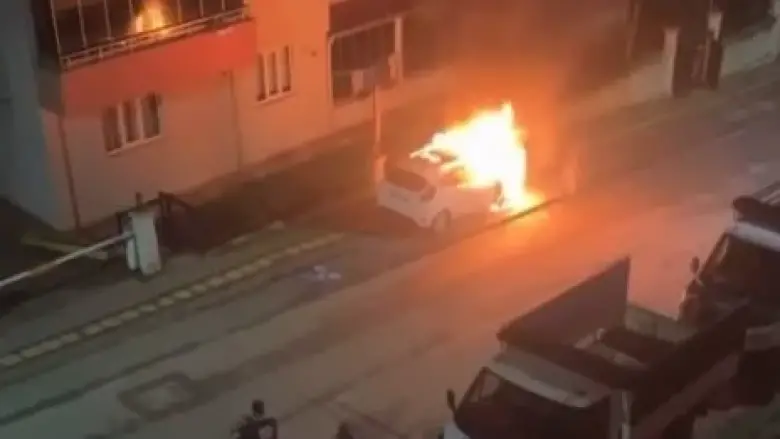 Kentte otomobiller alev alev yandı!