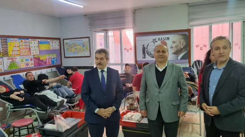 İnegöl Müşerref Muzaffer Samda İlk ve Ortaokulu, bu yıl gerçekleştirdiği kan bağışı kampanyasıyla plaket alan tek okul oldu