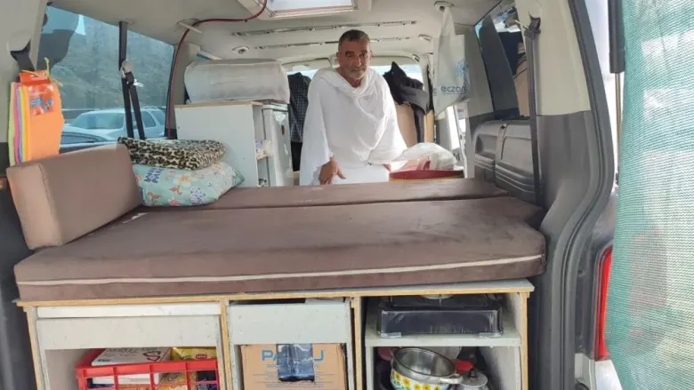 İnegöllü emekli şoför karavanıyla Mekke’ye umreye gitti