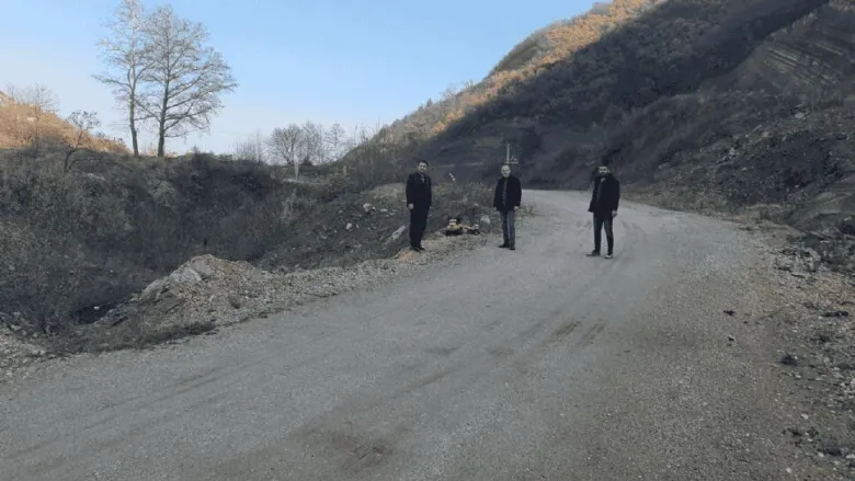 Bitirilemeyen projeye oyuncak iş makineleri ile cevap verdi