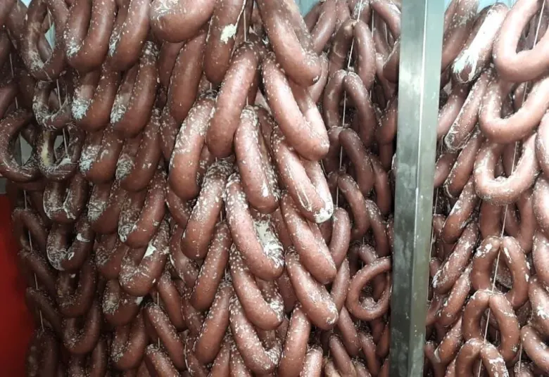 1 tona yakın sucuk imha edildi!