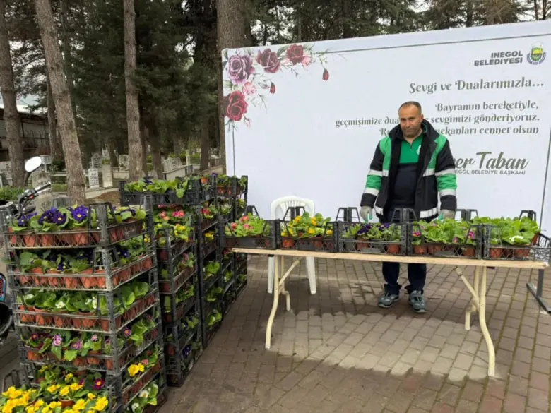 İnegöl'de mezarlıklar renkleniyor