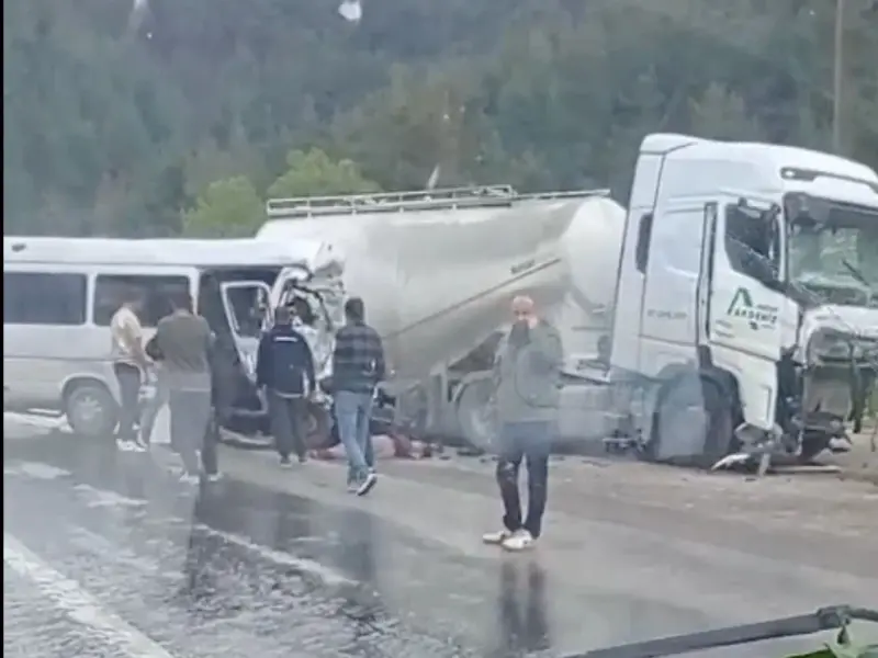 Antalya-Isparta karayolunda tır ile minibüs çarpıştı: 7 ölü