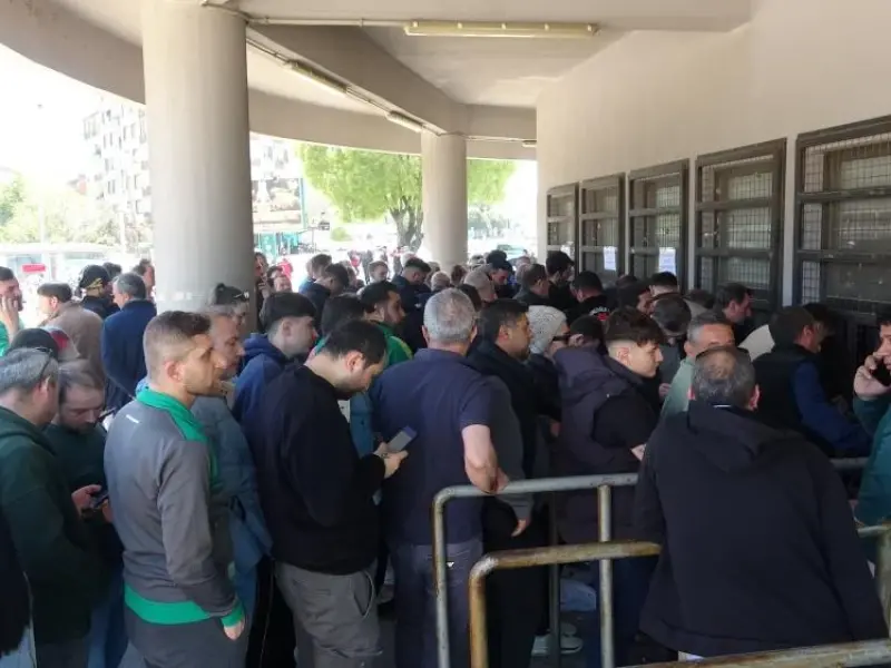 Bursaspor kombine satışında saatler süren kuyruk